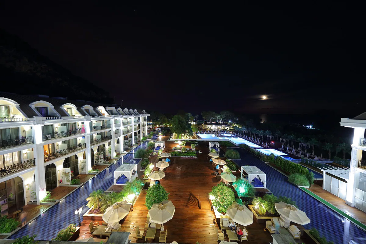 Gece ışıklarıyla Juju Premier Palace